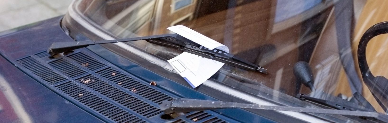 Leiharbeiter bearbeiten Knöllchen der Berliner Polizei Leiharbeiter