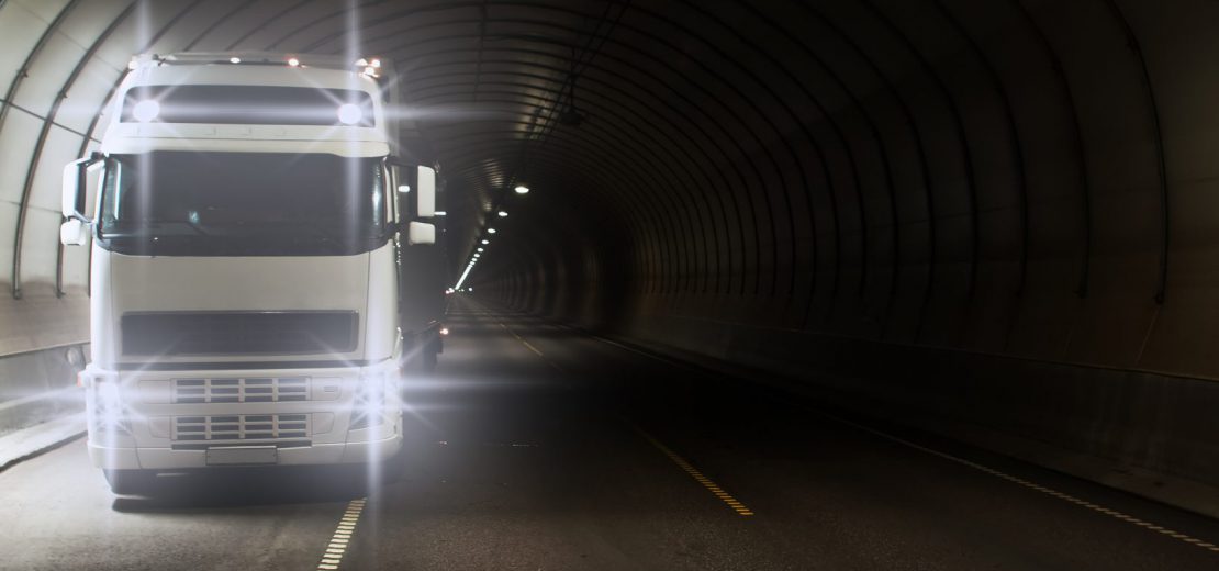Lkw transportiert Gefahrgut in einem Tunnel, für die der TUnnelbeschränkungscode passend ist