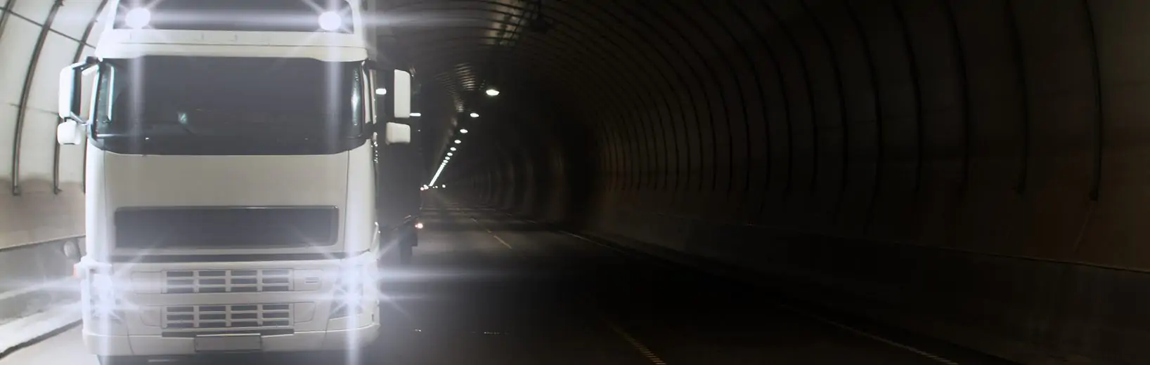 Lkw transportiert Gefahrgut in einem Tunnel, für die der TUnnelbeschränkungscode passend ist
