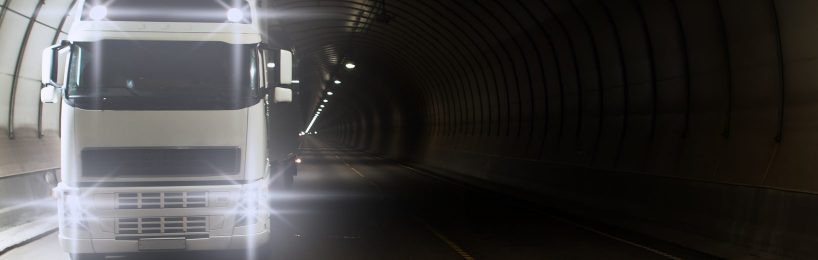 Lkw transportiert Gefahrgut in einem Tunnel, für die der TUnnelbeschränkungscode passend ist