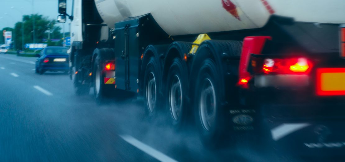 Transport gefährlicher Güter: Jeder daran Beteiligte muss die Gefahrgutunterweisung erhalten haben.