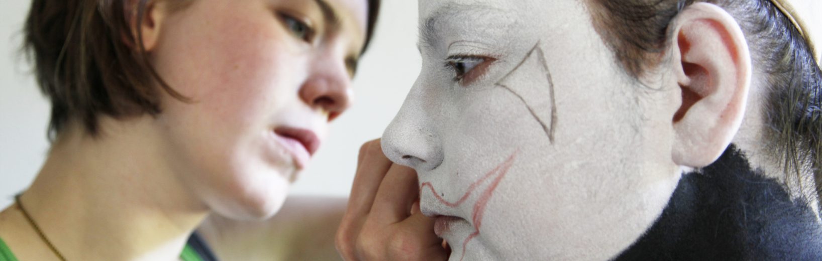 Befristete Beschäftigung: Eigenart der Tätigkeit einer Maskenbildnerin Maskenbildnerin