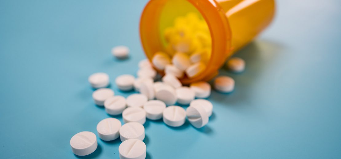 Pillen mit Dose, Sinnbild für Sucht am Arbeitsplatz