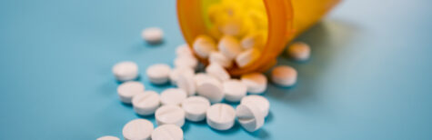 Pillen mit Dose, Sinnbild für Sucht am Arbeitsplatz