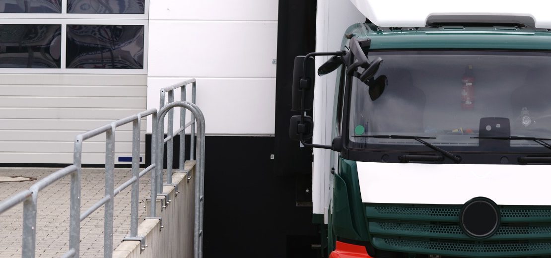 Die meisten Lkw-Fahrer müssen Ihr Fahrzeug an der Rampe selbst entladen.