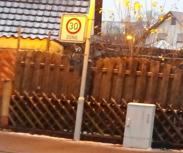 Verkehrszeichen falsch ausgerichtet Sichtbarkeit Ausrichtung