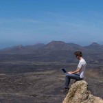 Unternehmen outsourcen Routinearbeiten an Crowdworker Outsourcing