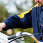 Verknüpft: Zahl der Krankheitstage und befristeter Arbeitsvertrag Wie die Deutsche Post als Arbeitgeber die Krankheitstage der Mitarbeiter wertet.