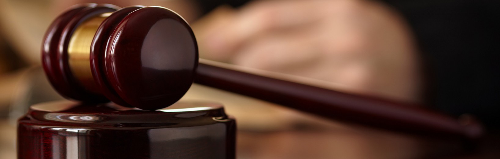 Rechtsprechung Hakenkreuz Obdachlosigkeit Bombenräumung Verkehr Abschleppen Zwangsgeld