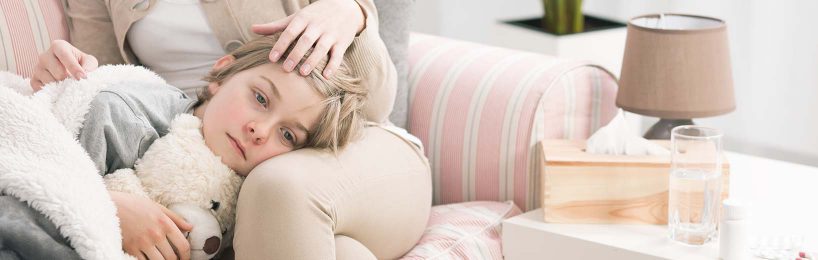 Wer zahlt, wenn Mitarbeiter ein krankes Kind zu Hause pflegen müssen? Kinderkrankengeld, Mutter pflegt krankes Kind zuhause