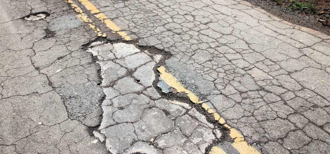 Zufahrt als Gemeindestraße Beschädigungen