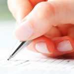 Aufhebungsvertrag: Kein Widerruf möglich! Eine Reinigungskraft hatte einen Aufhebungsvertrag widerrufen und war gerichtlich gegen ihn vorgegangen.