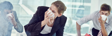 Angestellte fliehen aus einem Büro. Hoffentlich funktioniert der Brandschutz!