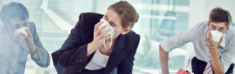 Brandschutz im Büro: Diese 7 Fragen erleichtern die Umsetzung Angestellte fliehen aus einem Büro. Hoffentlich funktioniert der Brandschutz!