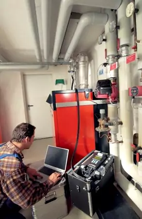 Um den Ist-Zustand im Rahmen eines Energieaudits zu bestimmen, sind Energiemessungen wie hier abgebildet nötig.