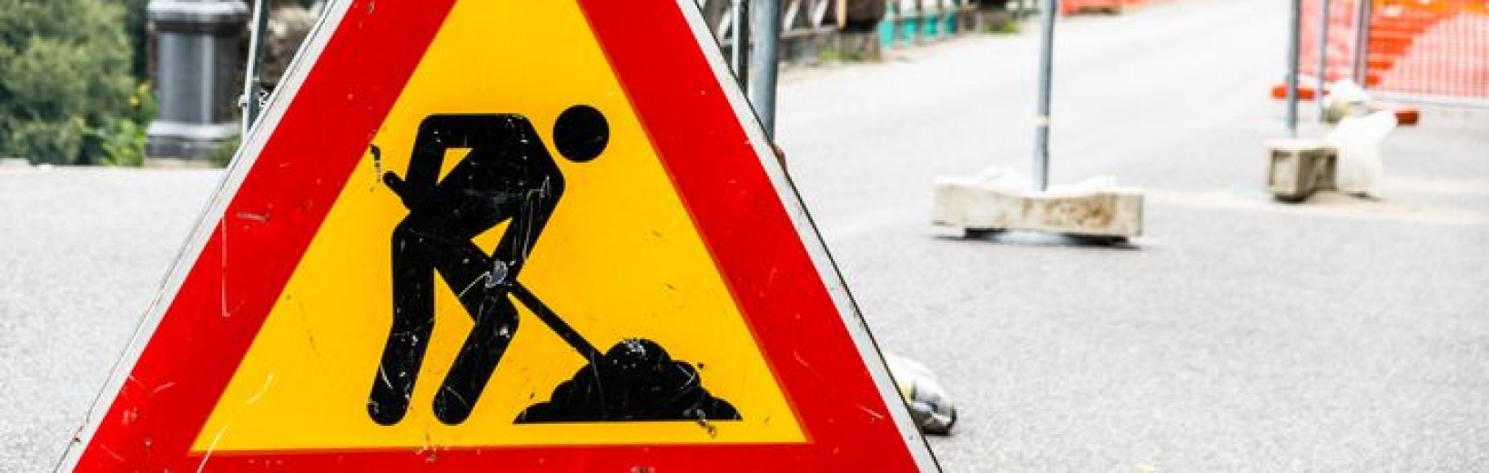 Unzureichend aufgestelltes Verkehrsschild: Wer haftet bei Beschädigung? unzureichend aufgestelltes Verkehrsschild