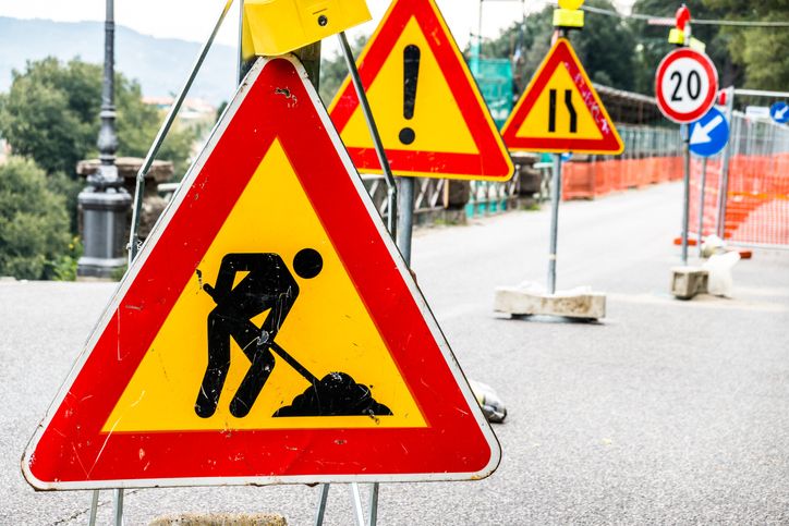 unzureichend aufgestelltes Verkehrsschild
