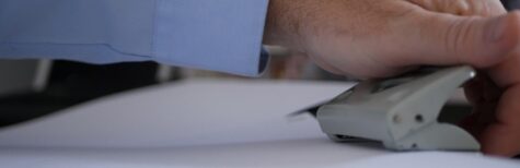 Arbeitszeugnis auf gelochtem Geschäftspapier?