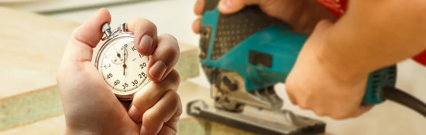 Hände mit Schleifgerät und Stoppuhr