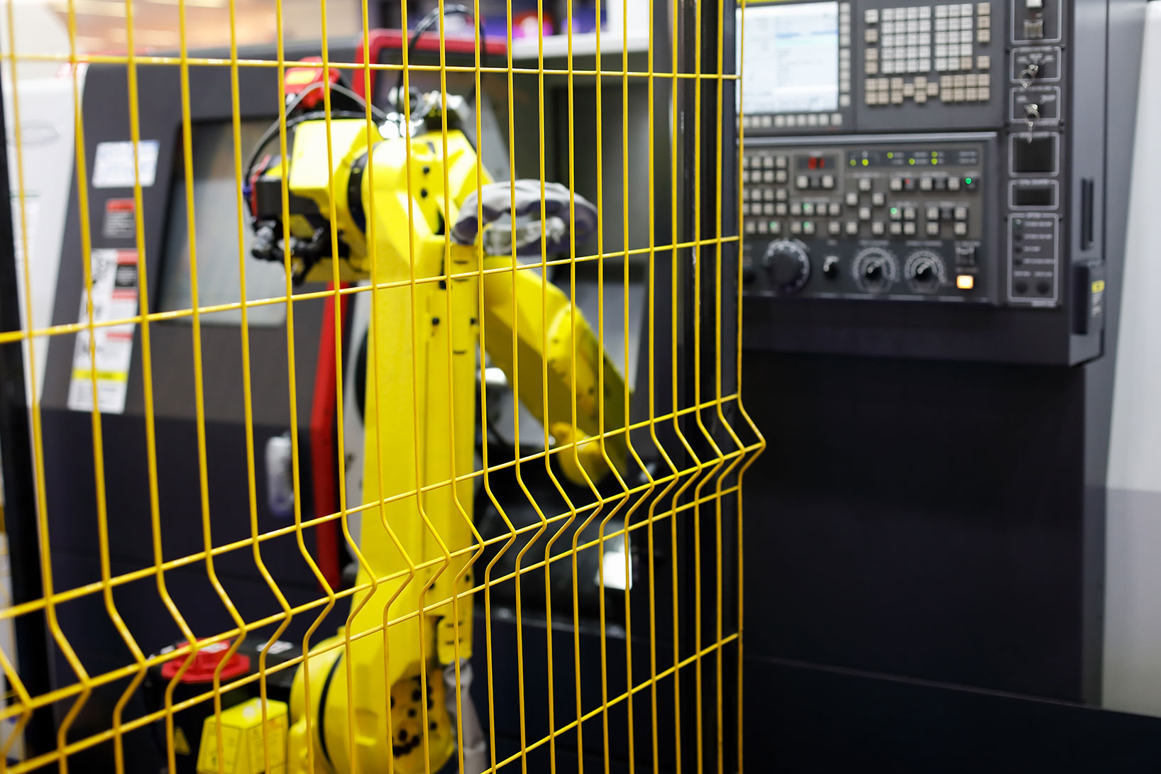 Schutzzaun für automatisierte Roboterzelle mit CNC-Bearbeitungszentrum und kollaborativem Roboter.