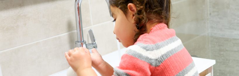 Kleines Kind wäscht sich die Hände: Eine wichtige Voraussetzung für Infektionsschutz im Kindergarten