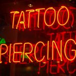 Schließen von Tattoo- und Piercingstudios nicht länger gerechtfertigt Schließen von Tattoo- Piercingstudios
