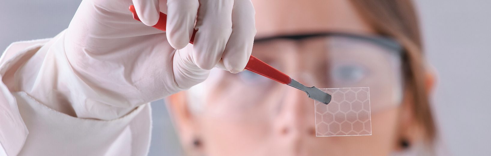 Gefährdungsbeurteilung nach TRGS 527 erstellen: So gehen Sie vor Die TRGS 527 regelt, was Arbeitsschützer beim Umgang mit Nanomaterial wie dem hier abgebildeten Graphen beachten müssen.