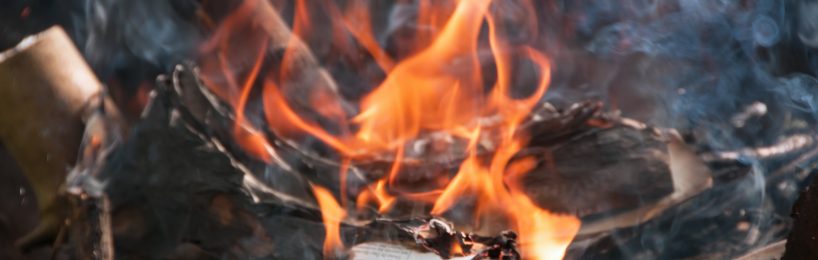 Verhalten im Brandfall: Richtig reagieren – Leben retten Brennende Papier: Jetzt kommt es auf das richtige Verhalten im Brandfall an