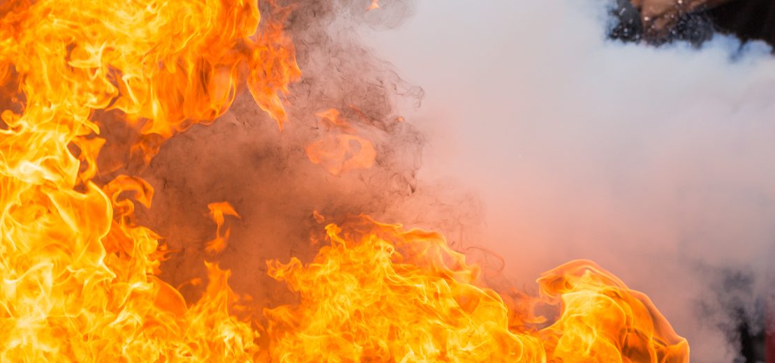 Praktische Ausbildung zum Brandschutzhelfer beim Feuerlöschen