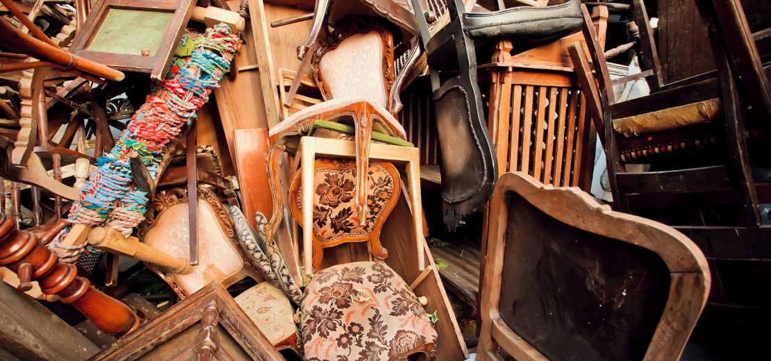 Alte Holzstühle auf einem Stapel