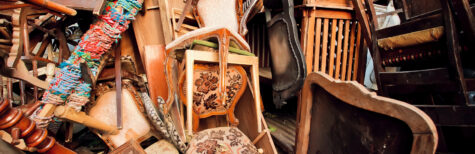 Alte Holzstühle auf einem Stapel