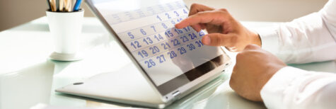 Mann legt Prüftermin für Arbeitsmittel fest: Er muss sich hier an feste Prüffristen halten.