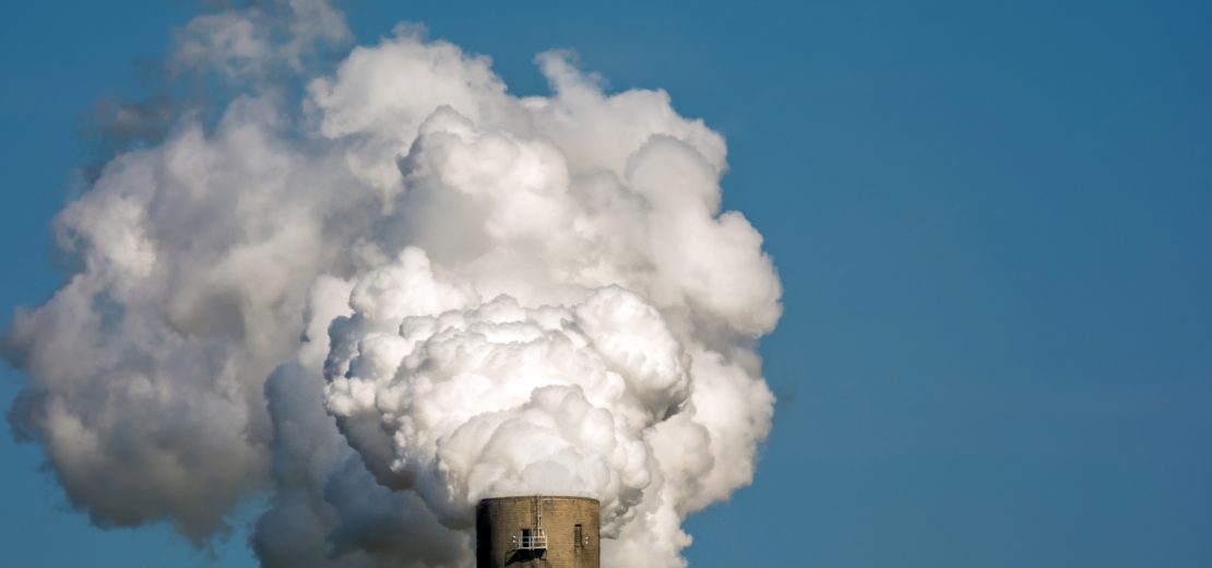 Rauchender Schornstein der Industrie