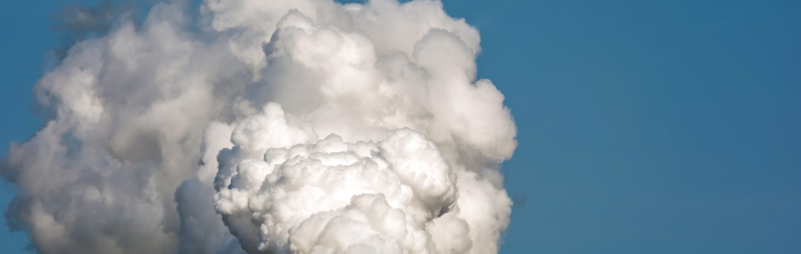 EuGH: Emissionsgrenzwerte für Großfeuerungsanlagen ungültig, aber in Kraft Rauchender Schornstein der Industrie