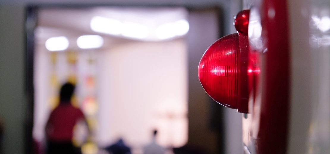 Alarmknopf an Wand: Optische und akustische Alarmierungsanlage