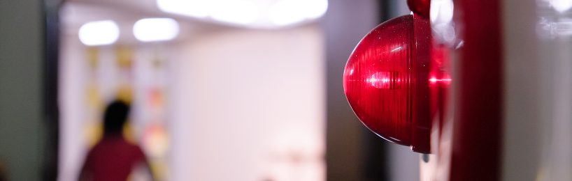 Alarmierungsanlagen im Brandschutz – ein Überblick Alarmknopf an Wand: Optische und akustische Alarmierungsanlage