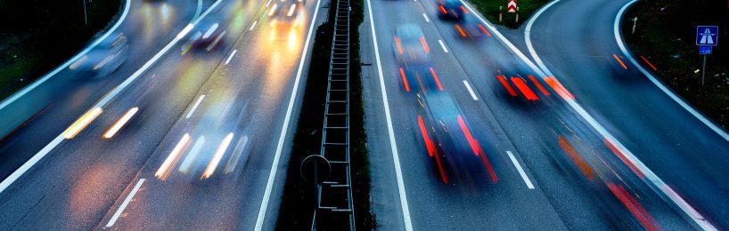 Autos im Berufspendelverkehr: Die Länge der Pendelstrecke wird durch alternierende Telearbeit wohl zunehmen