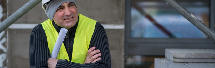 Doppelte Herausforderung: Winterarbeit in Corona-Zeiten Frierender Arbeiter auf Baustelle