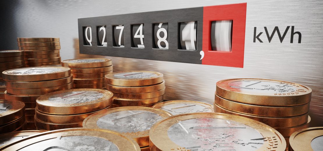 Stromzähler mit Geld im Vordergrund - Zeichen für Förderprogramme für Energieeefizienz