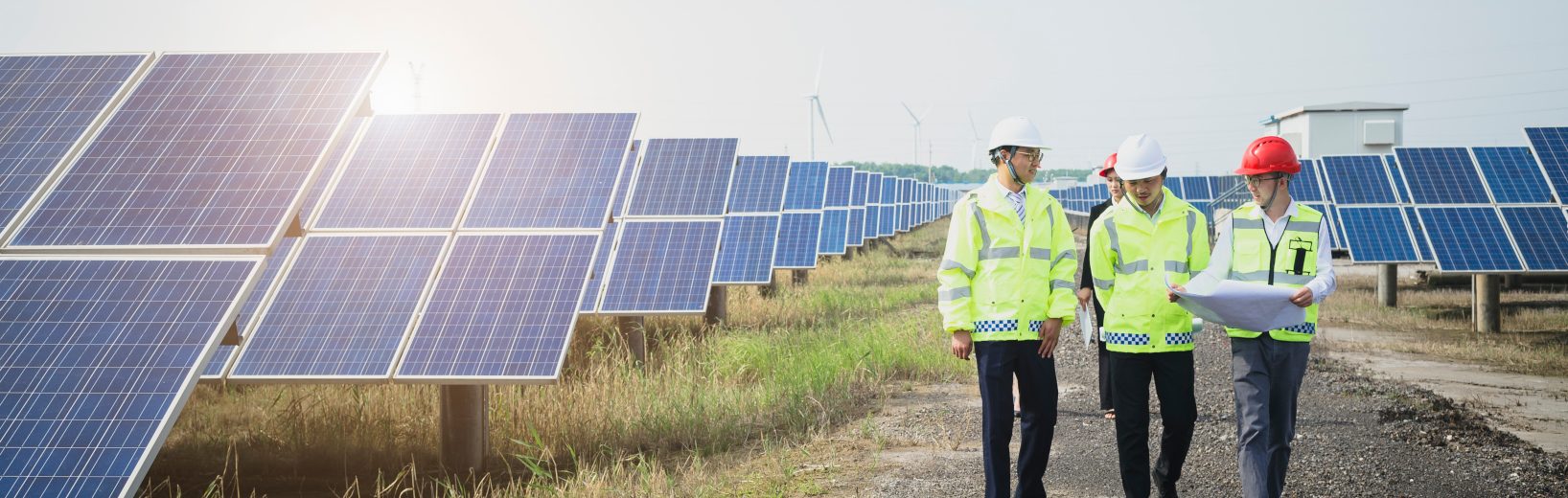 EEG 2021: Wichtige Änderungen für Unternehmen Mitarbeiter vor Solarstrom-Anlagen