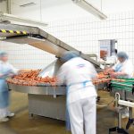 Beschäftigte in der Fleischindustrie am Fließband - sie sollen durch das Arbeitsschutzkontrollgesetz besser geschützt werden.