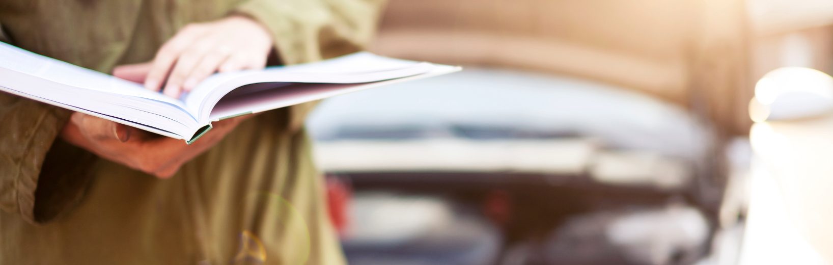 Energiemanagement Handbuch nach ISO 50001: Das müssen Sie wissen Mann blättert im Energiemanagement Handbuch
