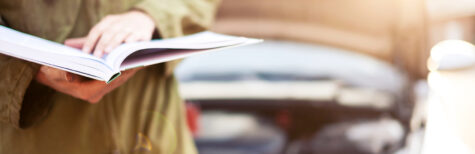 Mann blättert im Energiemanagement Handbuch