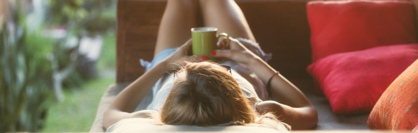 Pausen im Homeoffice: 9 Tipps für richtig gute Erholung Frau liegt mit Kaffee im Bett: Dafür muss bei der Pausenregelung im Homeoffice Platz sein.