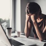 Arbeit wirkt sich auf die Psyche aus. Die Gefährdungsbeurteilung Psychischer Belastung geht den Arbeitsbedingungen am Arbeitsplatz nach.