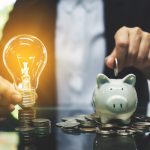 Bundesrat fordert Reform der Energiebepreisung Frau spart Geld für ihre Stromrechnung