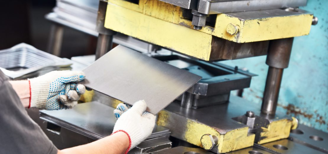 Arbeitsschutz im Metallbau bei einer Presse: Schutzhandschuhe sind ein Muss.
