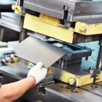 Arbeitsschutz und Arbeitssicherheit im Metallbau Arbeitsschutz im Metallbau bei einer Presse: Schutzhandschuhe sind ein Muss.