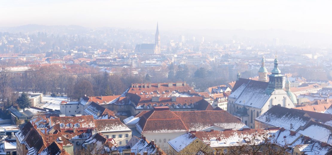 Schlechte Luft liegt über der Stadt: Vor allem im Winter ein häufiges Bild. Die neue Luftqualitätsrichtlinie soll das ändern.