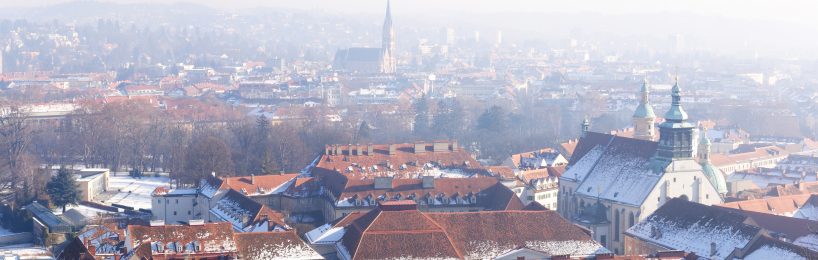 Schlechte Luft liegt über der Stadt: Vor allem im Winter ein häufiges Bild. Die neue Luftqualitätsrichtlinie soll das ändern.